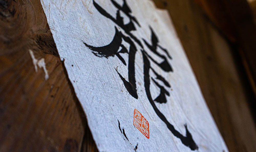 锦鲤白色工笔画：展现古代传统的艺术魅力